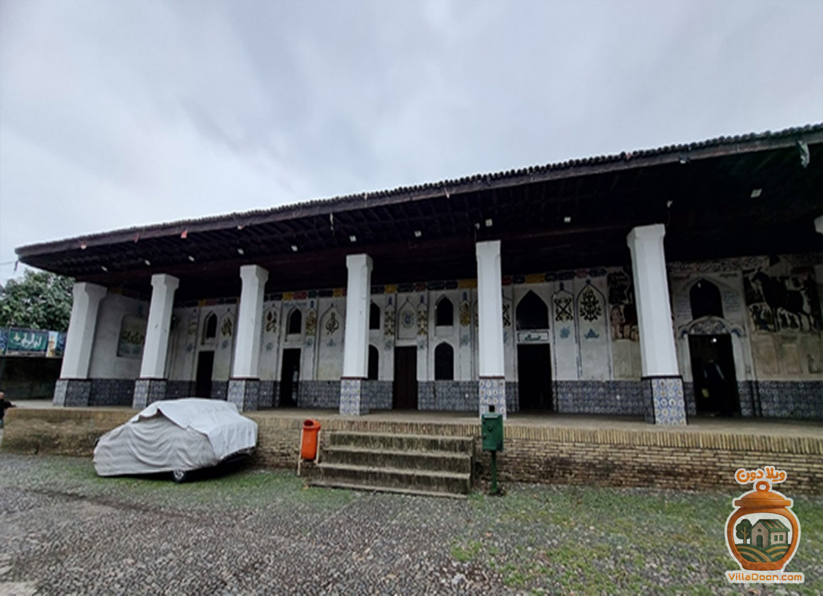 بقعه چهارپادشاهان لاهیجان، آرامگاهی تاریخی با معماری چشمگیر از دوره تیموری و قاجار است  که یکی از جاذبه‌های برتر گردشگری گیلان به حساب می آید