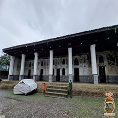 بقعه چهارپادشاهان لاهیجان، آرامگاهی تاریخی با معماری چشمگیر از دوره تیموری و قاجار است  که یکی از جاذبه‌های برتر گردشگری گیلان به حساب می آید