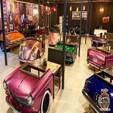 اتول رشت: تجربه غذایی متفاوت در محیطی با تم ماشین‌های کلاسیک! لذت برگرهای خوشمزه، پیتزا و کافه در بلوار انصاری. مکانی عالی برای عکاسی و دورهمی‌های هیجان‌انگیز.