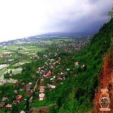 روستای قاسم‌آباد در رودسر، با لقب «عروس گیلان»، ترکیبی مسحورکننده از باغ‌های چای، شالیزارهای سرسبز و رودخانه‌های خروشان است. این منظره بی‌نظیر، آن را به مقصدی آرام و دلنشین برای سفر تبدیل کرده است.