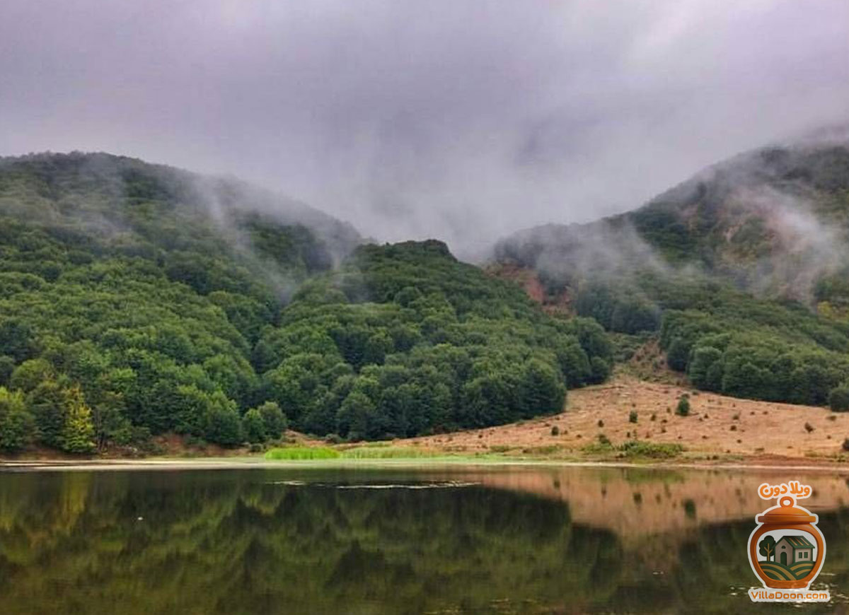 روستای داماش در رودبار، در ارتفاع ۱۸۰۰ متری البرز قرار دارد و زیستگاه گل نادر سوسن چلچراغ است. این ییلاق با طبیعت بکر و فاصله ۱۰۰ کیلومتری از رشت، مقصدی منحصربه‌فرد برای گردشگران است.
