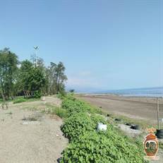 روستای قروق در تالش با اقلیم ساحلی-جنگلی، در دلتای رودخانه کرگانرود و میان شالیزارهای سرسبز قرار دارد. این روستای تاریخی که قبلاً بندر کرگانرود نامیده می‌شد، در فاصله ۱۱۰ کیلومتری رشت واقع شده است.