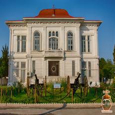 کاخ موزه نظامی انزلی (میان‌پشته) از بناهای قاجاری با معماری زیبا و باغی سرسبز است. این موزه دارای مجموعه‌ای از سلاح‌ها و تجهیزات جنگی تاریخی می‌باشد و بهترین زمان بازدید آن بهار و پاییز است.