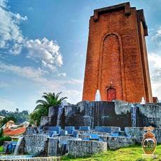 موزه تاریخ چای لاهیجان، آرامگاه کاشف‌السلطنه (پدر چای ایران) است و مراحل پیشرفت صنعت چای در کشور را  اسناد، عکس‌ها و ابزارهای قدیمی به نمایش می‌گذارد.