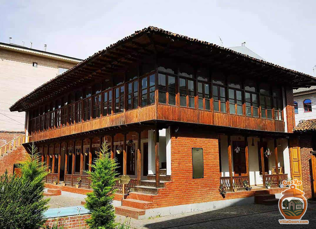 خانه موزه میرزا کوچک خان جنگلی در رشت، بنایی ۲۰۰ ساله است که اسناد، عکس‌ها، لباس‌ها و ادوات جنگی مربوط به نهضت جنگل را نگهداری می‌کند. طبقه دوم نیز به اشیای اهدایی اختصاص دارد.