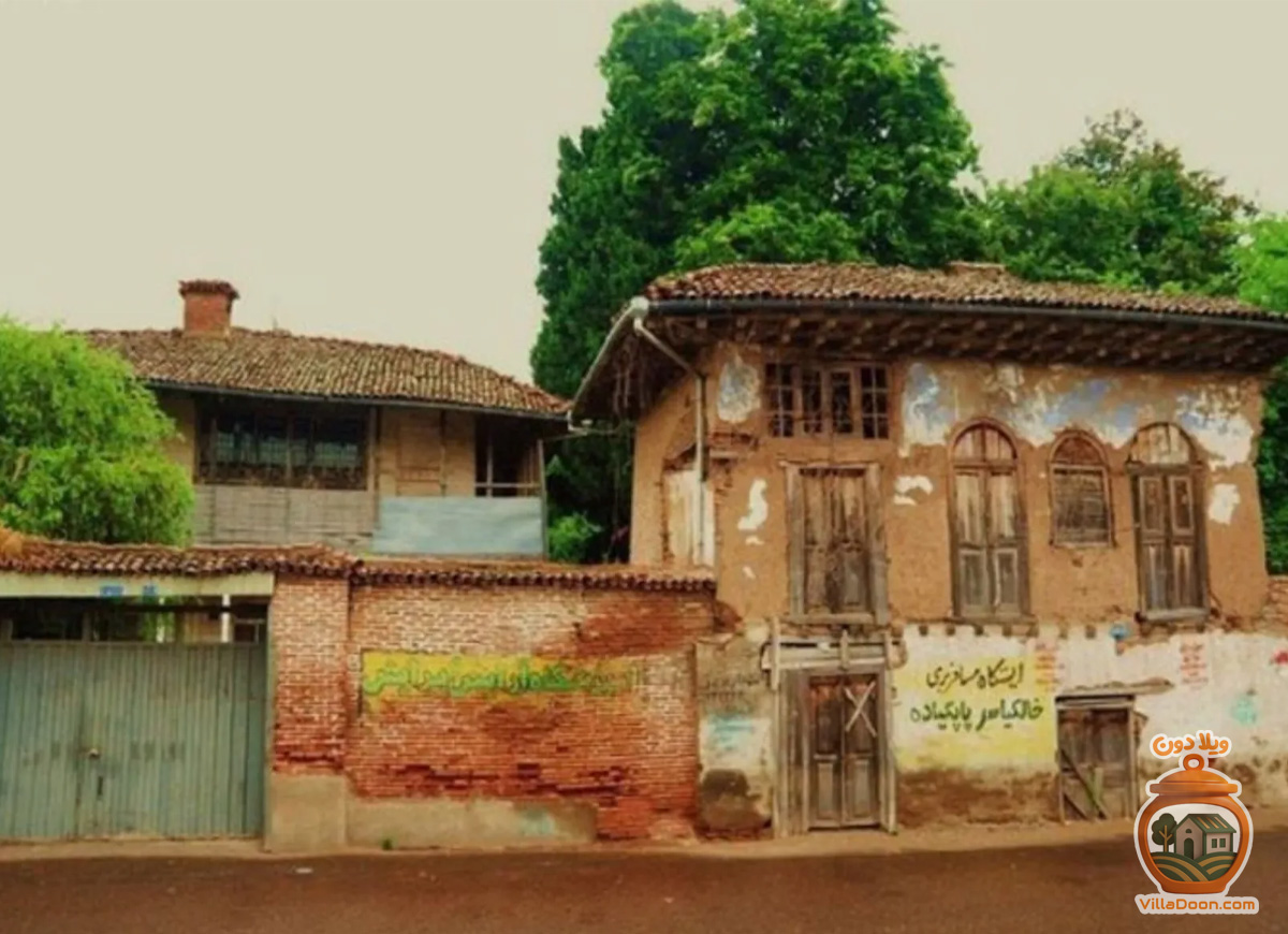 خانه منجم‌باشی لنگرود، عمارت قاجاری با معماری باشکوه و تزئینات چشمگیر است که در فهرست آثار ملی ثبت شده. این بنا شامل بخش‌های اندرونی، بیرونی، مسجد و حمام می‌باشد.