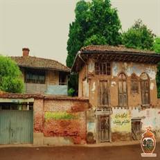 خانه منجم‌باشی لنگرود، عمارت قاجاری با معماری باشکوه و تزئینات چشمگیر است که در فهرست آثار ملی ثبت شده. این بنا شامل بخش‌های اندرونی، بیرونی، مسجد و حمام می‌باشد.