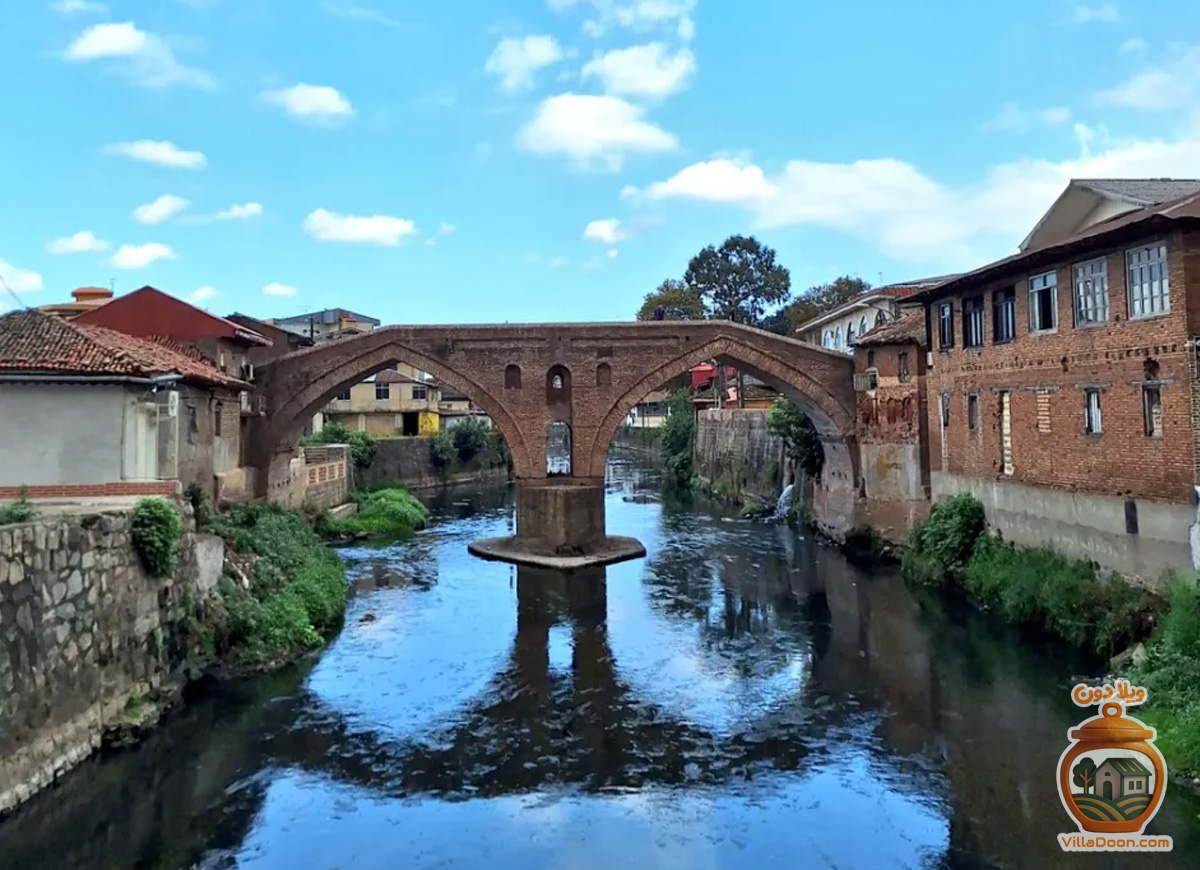 پل خشتی لنگرود، نماد تاریخی شهر است که با مصالح آجر و ساروج روی رودخانه لنگرود ساخته شده. این پل دارای دو دهانه است و از دیرباز دو بخش شهر را به هم متصل می‌کند.