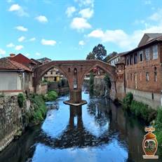 پل خشتی لنگرود، نماد تاریخی شهر است که با مصالح آجر و ساروج روی رودخانه لنگرود ساخته شده. این پل دارای دو دهانه است و از دیرباز دو بخش شهر را به هم متصل می‌کند.