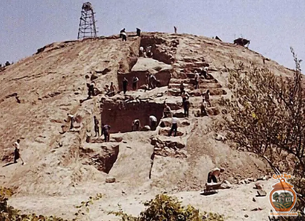 تپه مارلیک در رودبار با قدمت ۳۰۰۰ سال، پس از کاوش‌های سال ۱۳۴۰ شناخته شد. در این محوطه ۲۵ آرامگاه و اشیایی مانند ظروف سفالی، جام چینی و مجسمه‌های برنزی کشف شده است.