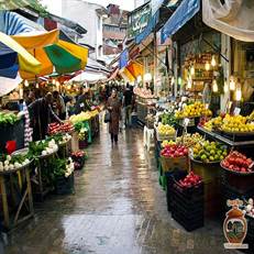 بازار بزرگ رشت، بزرگترین بازار روباز ایران و مرکز اصلی خرید در گیلان است. این بازار علاوه بر انواع کالاها از پوشاک تا ماهی تازه، با بخش‌های تاریخی مانند چهارسوق و کاروانسرا یک جاذبه گردشگری محسوب می‌ش