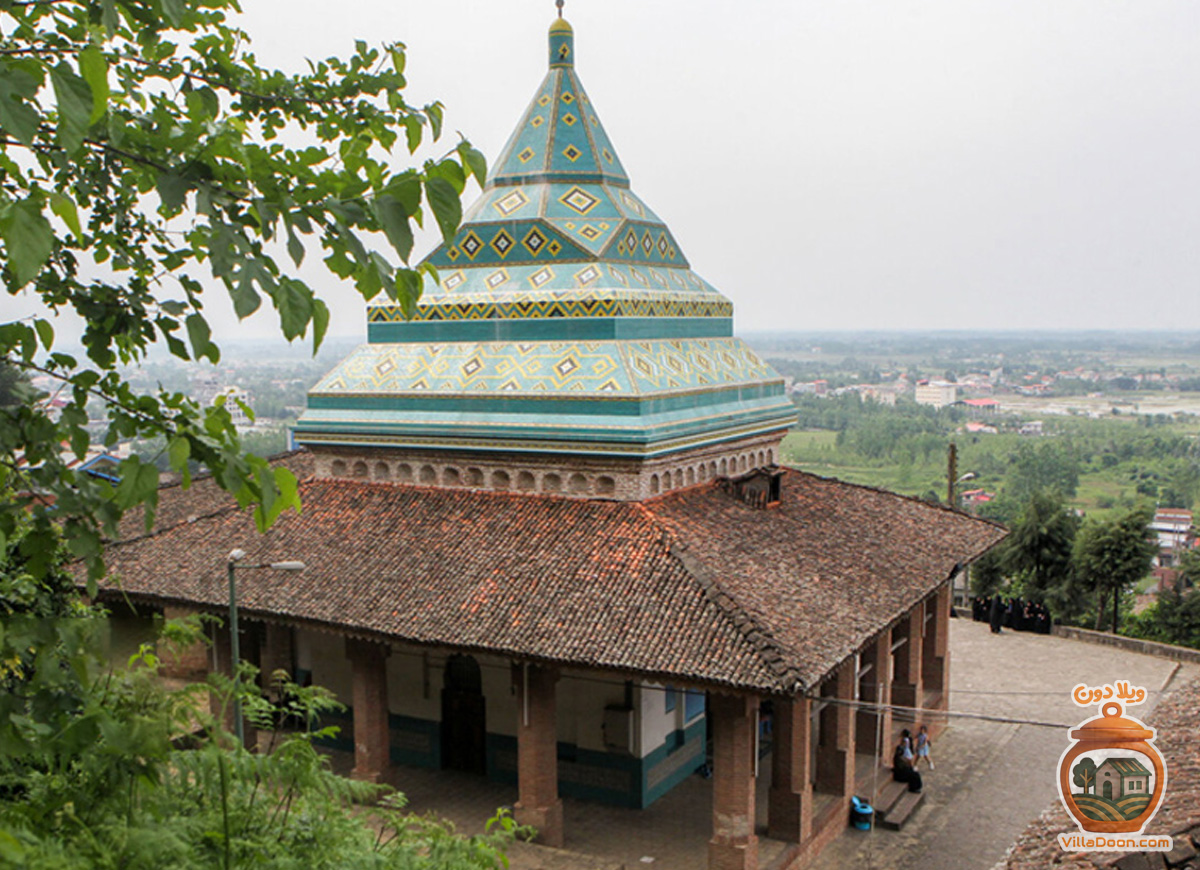 آرامگاه شیخ زاهد گیلانی در لاهیجان، در میان مزارع چای واقع شده و در سال ۱۳۴۷ در فهرست آثار ملی ثبت شد. این بنا با کاشی‌کاری‌های هفت‌رنگ دوره قاجار تزئین شده است.