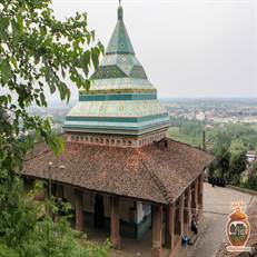 آرامگاه شیخ زاهد گیلانی در لاهیجان، در میان مزارع چای واقع شده و در سال ۱۳۴۷ در فهرست آثار ملی ثبت شد. این بنا با کاشی‌کاری‌های هفت‌رنگ دوره قاجار تزئین شده است.