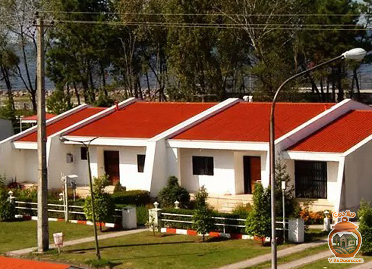 دهکده ساحلی بندر انزلی در ورودی شرقی شهر، با ویلاهای اجاره‌ای و امکاناتی چون رستوران، فروشگاه، پارک، مسجد، مناطق جداگانه شنا و زمین ورزشی، محیطی کامل برای اقامت و تفریح فراهم کرده است.