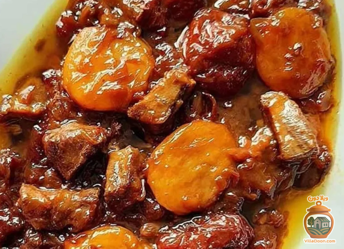 شیرین قورمه یک خورش سنتی و شیرین گیلانی است که با گوشت، آلو، کشمش، قیسی و رب انار تهیه می‌شود. این غذای پرطرفدار پس از پخت آرام، با برنج کته سرو شده و طعمی دلپذیر دارد. 