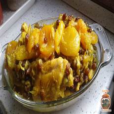 شیرین قاتوق یک خورش شیرین و محلی گیلانی است که با مرغ، آلو، قیسی، کشمش و رب انار تهیه می‌شود. این غذا که طعمی متمایز دارد، با برنج زعفرانی سرو شده و هم به عنوان غذای اصلی و هم پیش‌غذا کاربرد دارد.