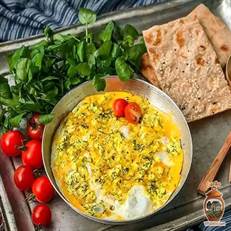 پنیر برشته یک غذای ساده و محلی گیلانی است که از پنیر، تخم‌مرغ، سیر و شوید تهیه شده و به عنوان صبحانه یا شام سبک سرو می‌شود. این غذای مقوی را با نان یا برنج میل می‌کنند.