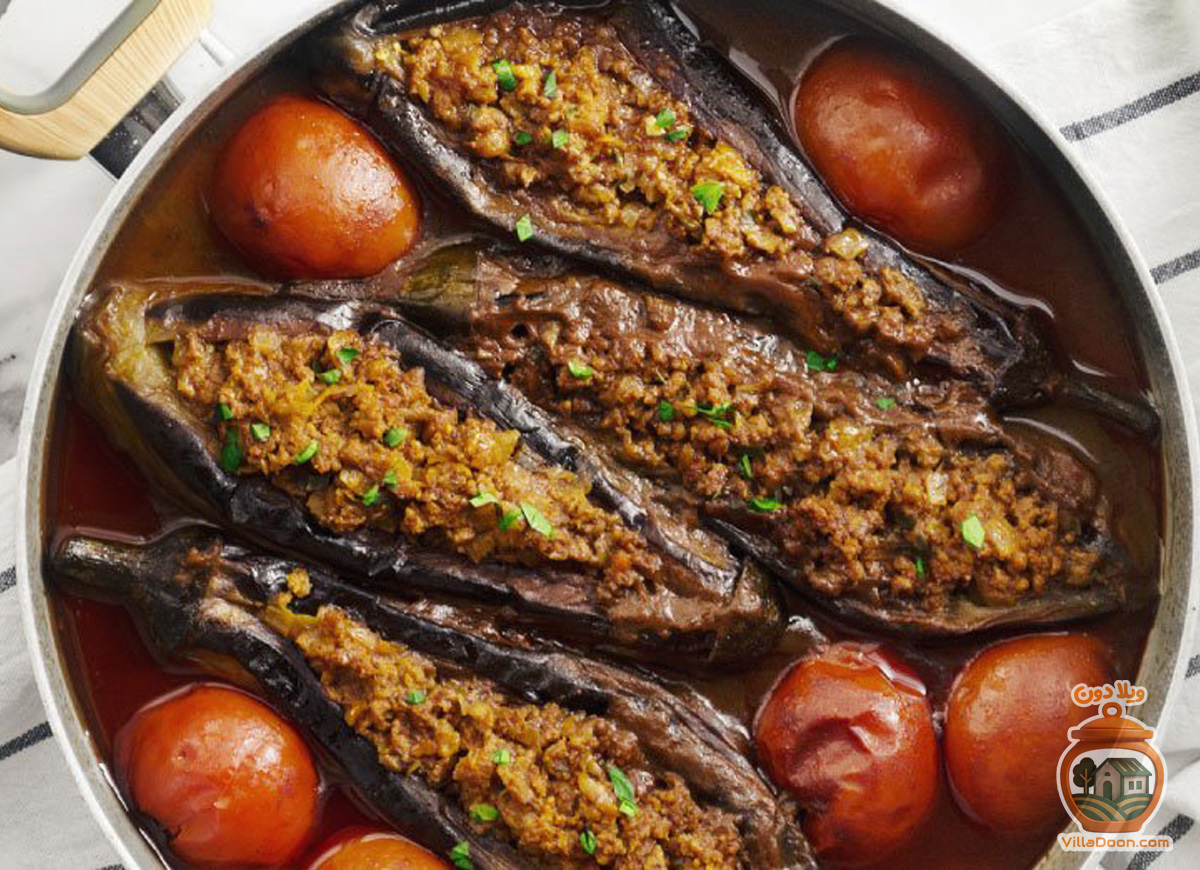 بادمجان کباب یک غذای محلی گیلان و مازندران است که از بادمجان‌های سرخ و پر شده با مخلوط گوشت، گردو، رب انار و سبزیجات درست می‌شود. این غذای خوشمزه به عنوان وعده اصلی یا همراه دیگر غذاها سرو می‌گردد. 