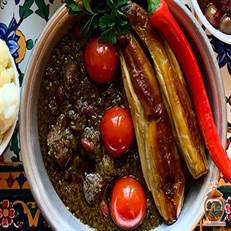 قورمه سبزی گیلانی یک خورش محبوب با تفاوت اصلی در افزودن بادمجان و گوجه سرخ شده است. این غذا با سبزیجات معطر شمالی، لوبیا و گوشت تهیه شده و طعمی متمایز دارد. 