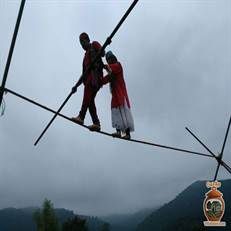 لافندبازی نمایشی سنتی در گیلان است که پهلوان با پای برهنه روی طناب حرکات آکروباتیک انجام می‌دهد و یالانچی با شوخی تماشاگران را می‌خنداند. این نمایش در جشن‌ها و فضای باز اجرا می‌شود.