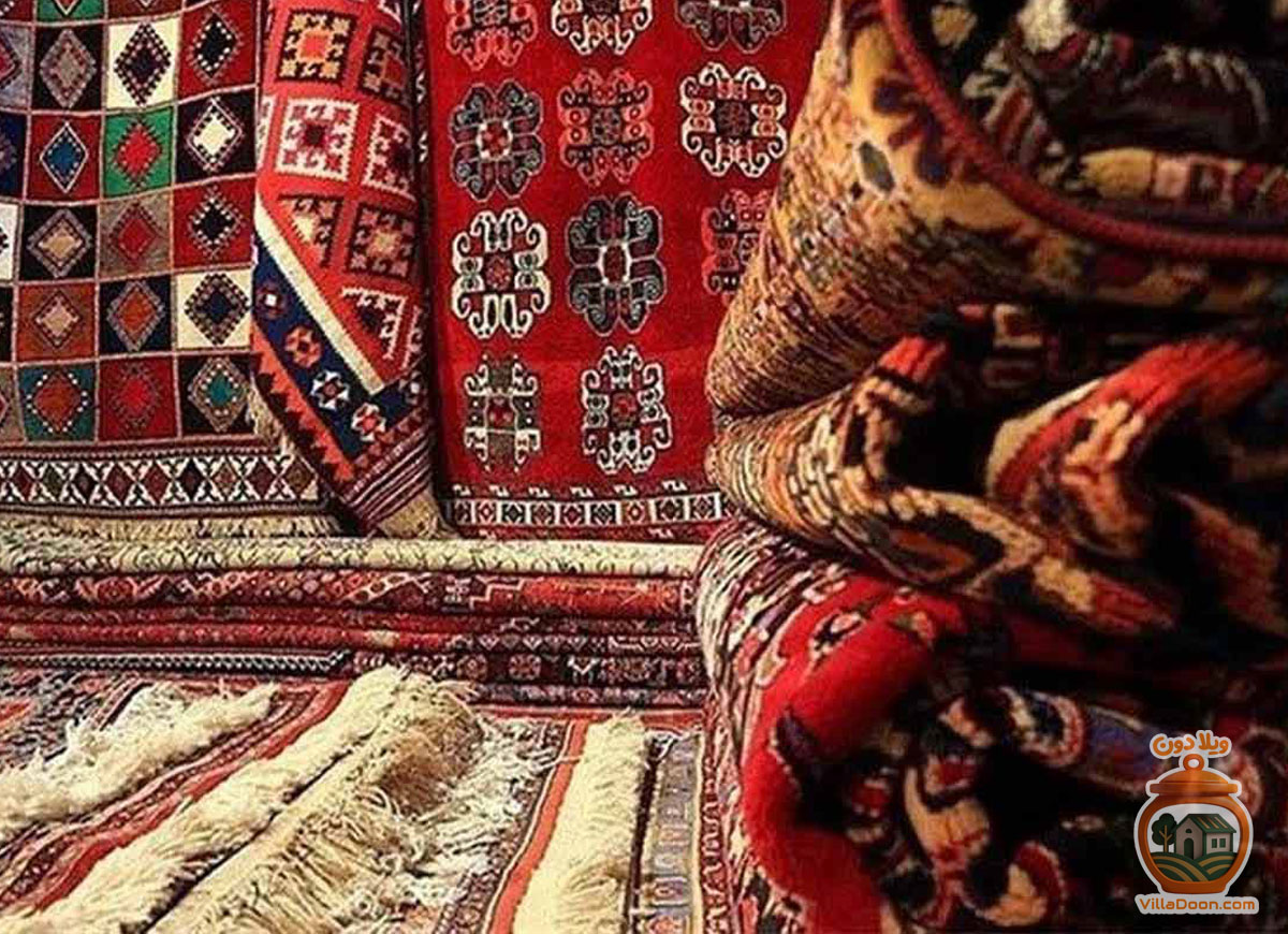 قالی و گلیم گیلان با بافت ظریف، طرح‌های طبیعی و رنگ‌های گیاهی از اصیل‌ترین صنایع دستی شمال هستند که هم کاربردی و هم تزئینی می‌باشند و یادگاری از فرهنگ غنی این منطقه محسوب می‌شوند.