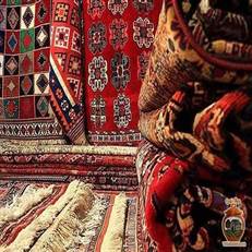 قالی و گلیم گیلان با بافت ظریف، طرح‌های طبیعی و رنگ‌های گیاهی از اصیل‌ترین صنایع دستی شمال هستند که هم کاربردی و هم تزئینی می‌باشند و یادگاری از فرهنگ غنی این منطقه محسوب می‌شوند.