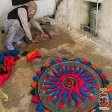 نمدمالی گیلان، هنری اصیل برای ساخت کلاه، پاپوش، کیف و وسایل تزئینی از پشم گوسفند است. این محصولات کاربردی و بادوام، هویت فرهنگی منطقه را به نمایش می‌گذارند.