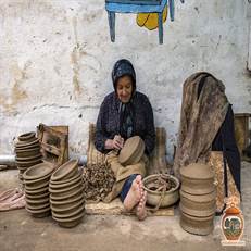 سفالگری گیلان، هنری کهن برای ساخت کوزه، گلدان و ظروف تزئینی با خاک مرغوب و نقوش طبیعی است. هر اثر روایتگر فرهنگ شمال ایران بوده و یادگاری ارزشمند برای گردشگران محسوب می‌شود.