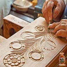 چوب‌تراشی و منبت‌کاری گیلان، هنری برای خلق وسایل چوبی کاربردی و تزئینی با نقوش طبیعی است. این آثار حاصل مهارت استادکاران محلی و تجلی‌دهنده فرهنگ شمال ایران هستند.