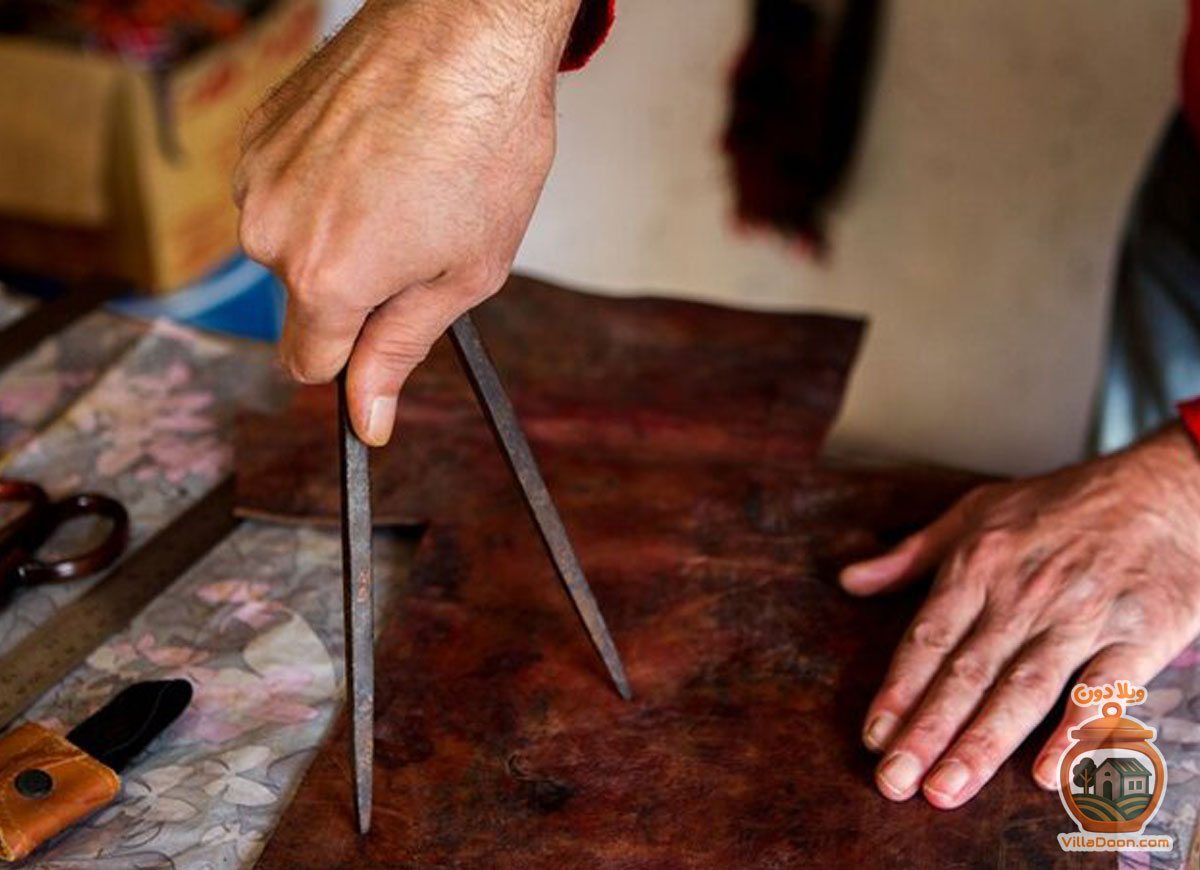 سراجی و چرم‌دوزی گیلان، هنر ساخت محصولات بادوام و زیبا از چرم طبیعی است که امروزه با تلفیق طرح‌های سنتی و مدرن، تولید می‌شوند و نمادی از خلاقیت هنرمندان محلی هستند.