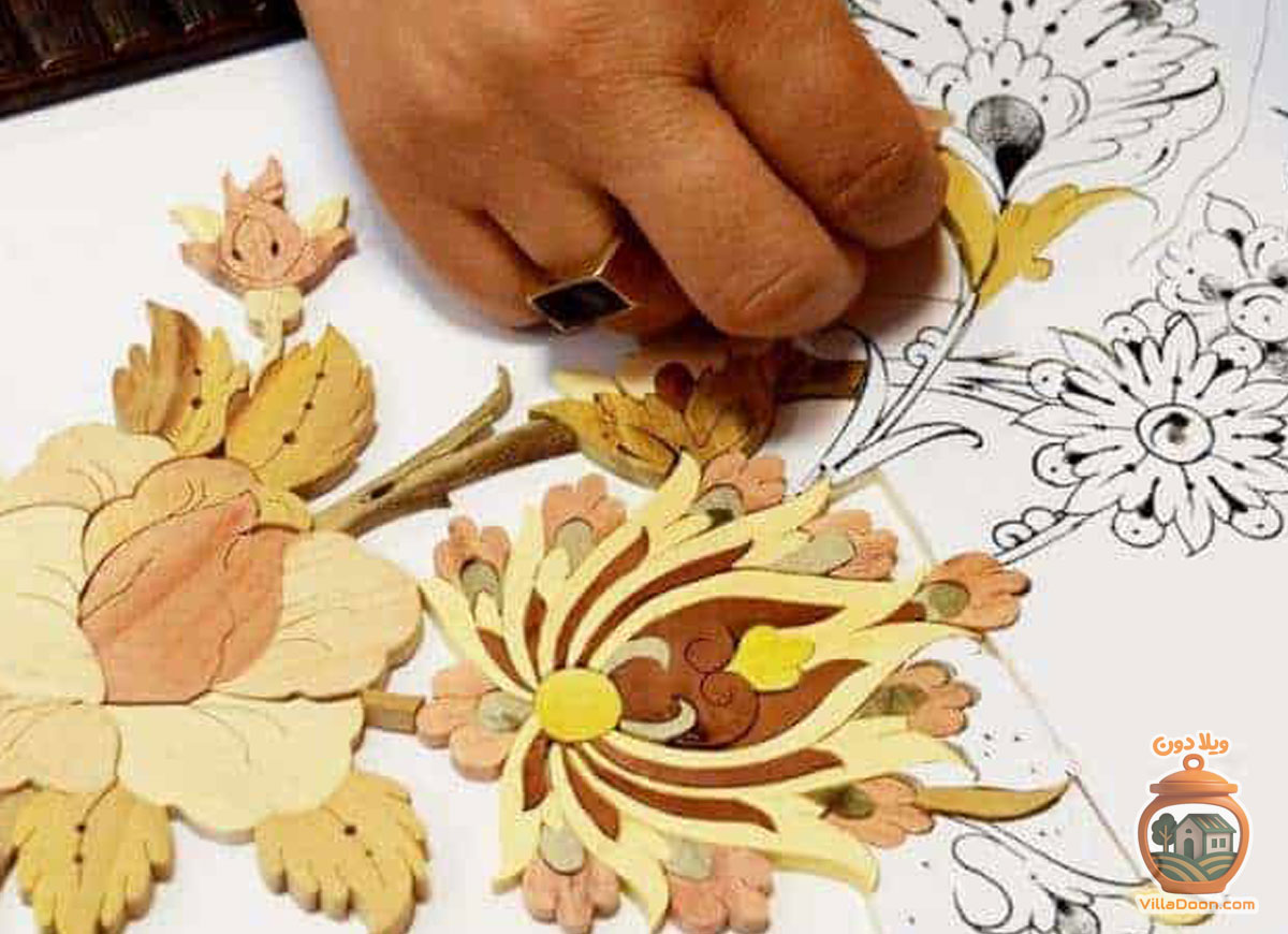 نقاشی سنتی گیلان، هنری برای تزئین چوب، سفال و پارچه با طرح‌های طبیعی و سنتی است. این آثار کاربردی و تزئینی، روایتگر فرهنگ و تاریخ مردم شمال ایران هستند.