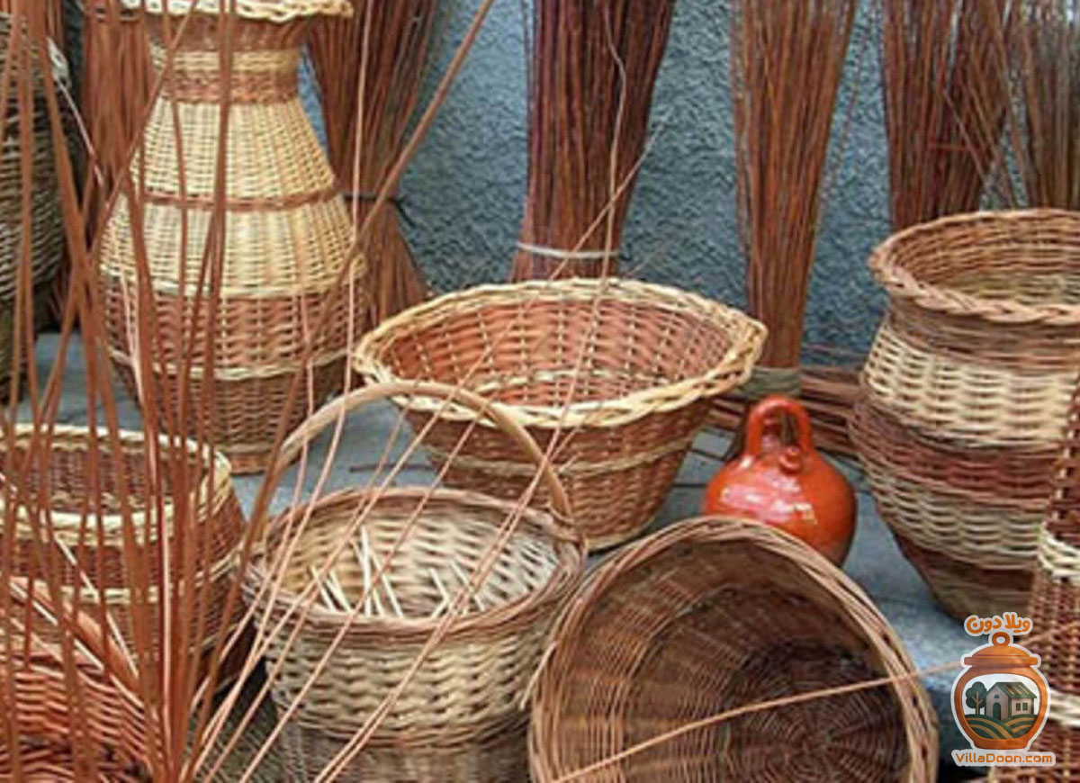 صنایع دستی طبیعی گیلان شامل وسایل تزئینی از حصیر و بامبو و زیورآلات ارگانیک است که با مواد طبیعی ساخته شده و نماد هنر پایدار و ارتباط عمیق با طبیعت شمال ایران هستند.