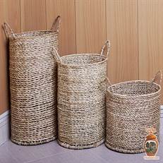 صنایع دستی مرتبط با دریا در گیلان شامل سبدهای حصیری و ابزار تزئینی ماهیگری است که فرهنگ و زندگی سنتی صیادان شمال ایران را به نمایش می‌گذارند و سوغاتی‌های منحصربه‌فردی هستند.