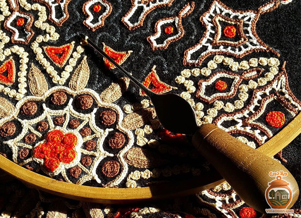 پارچه‌بافی و رشتی‌دوزی از صنایع دستی اصیل گیلان هستند که در آن‌ها از نخ و رنگ طبیعی برای تولید لباس و تزئینات پارچه‌ای با نقش‌های سنتی استفاده می‌شود.