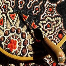 پارچه‌بافی و رشتی‌دوزی از صنایع دستی اصیل گیلان هستند که در آن‌ها از نخ و رنگ طبیعی برای تولید لباس و تزئینات پارچه‌ای با نقش‌های سنتی استفاده می‌شود.