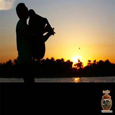 ساخت سازهای محلی مانند نی انبان و کمانچه، از صنایع دستی تخصصی گیلان است که ترکیبی از موسیقی سنتی و هنرهای تزئینی چوب را ارائه می‌دهد و نماد فرهنگ غنی منطقه است.