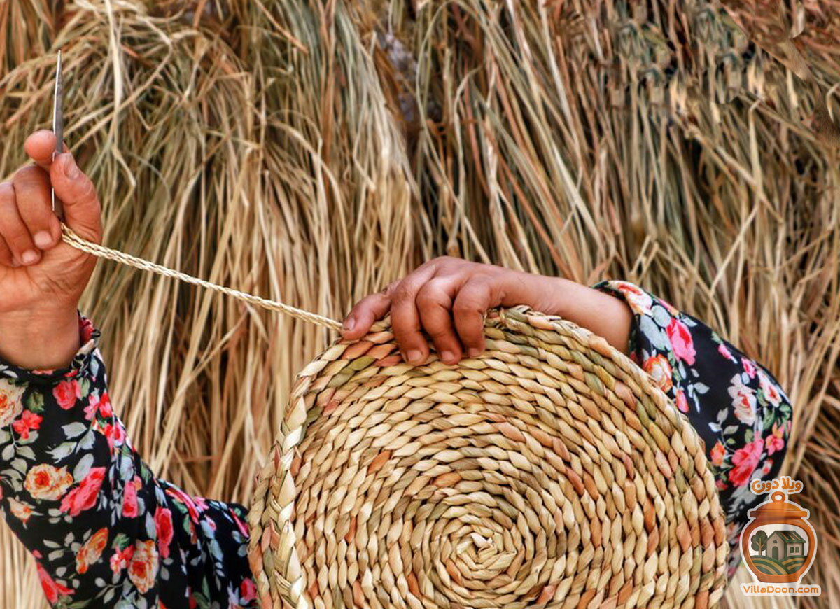 حصیربافی و نی‌بافی گیلان، هنر ساخت سبد، ظروف و زیرانداز از مواد طبیعی است که تلفیقی از کاربری روزمره و تزئینی بوده و نماد فرهنگ و همزیستی با طبیعت شمال ایران است.