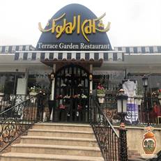 رستوران شکم الملوک رشت با سینی ملوکانه و غذاهای اصیل گیلانی، فضایی دلنشین ارائه می‌دهد. تجربه‌ای متفاوت از طعم غذاهای شمالی در محیطی آرام و خاطره‌انگیز.