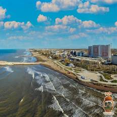 ساحل کاسپین در منطقه آزاد انزلی، یک مجموعه کامل تفریحی با آکواریوم، سینما چندبعدی، اتوبوس دریایی، پاراسل، پاراگلایدر، شاتل، آلاچیق و مراکز خرید. مقصدی ایده‌آل برای خانواده‌ها و همه گروه‌های سنی.