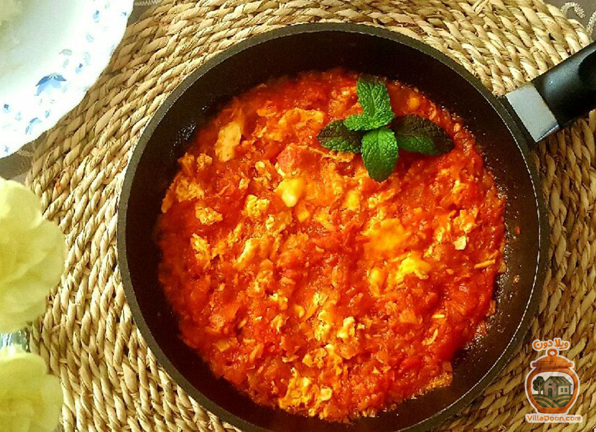 پامادور قاتوق یک خورشت شمالی بدون گوشت، سریع (زیر 30 دقیقه) و پرطرفدار است. مواد اصلی آن گوجه‌فرنگی، پیاز، تخم‌مرغ و ادویه است. نکته مهم اضافه کردن تخم‌مرغ بدون همزدن است.