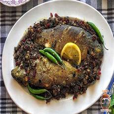 مالابیج یک غذای معطر گیلانی با ماهی است. مواد اصلی آن ماهی سفید، سبزیجات معطر (خالواش، چوچاق)، رب انار و گردو است. روش پخت مانند ماهی شکم‌پر است.