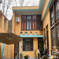 تجربه اقامتی رویایی در بوتیک هتل ارسی رشت؛ تلفیقی از معماری اصیل گیلان، پنجره‌های رنگی و آرامش مدرن در قلب شهر باران. رزرو با بهترین قیمت.