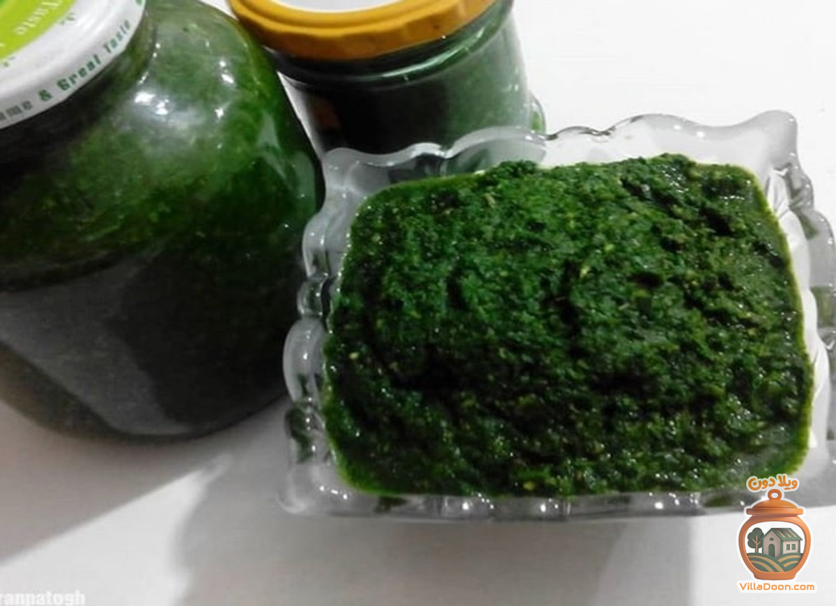 درار گیلان، یک چاشنی سنتی از سبزی‌های آسیاب‌شده شمال است که طعم منحصربه‌فردی به غذاها و میوه‌ها می‌بخشد و بخشی از فرهنگ غذایی این منطقه محسوب می‌شود.