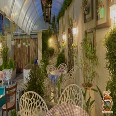 رستوران شمس‌العماره انزلی با غذاهای محلی گیلانی، فضای دلنشین و خدمات حرفه‌ای تجربه‌ای بی‌نظیر ارائه می‌دهد.