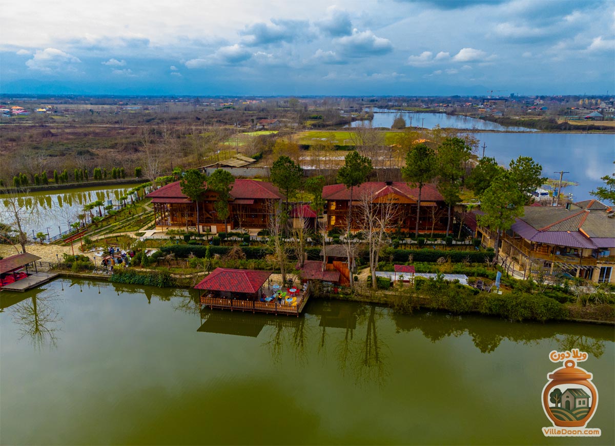 اقامتگاه بوم‌گردی گیلمار در ملاسرای گیلان، با کلبه‌های چوبی و طبیعت بکر، تجربه‌ای اصیل از آرامش و فرهنگ شمال ایران را به مسافران ارائه می‌دهد.