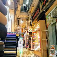 پاساژ خزر رشت، قلب بازار پارچه‌فروشان گیلان. ابریشم‌های رنگین، مانتوهای مجلسی و پارچه‌های اصیل ایرانی در بازاری تاریخی را اینجا بیابید.