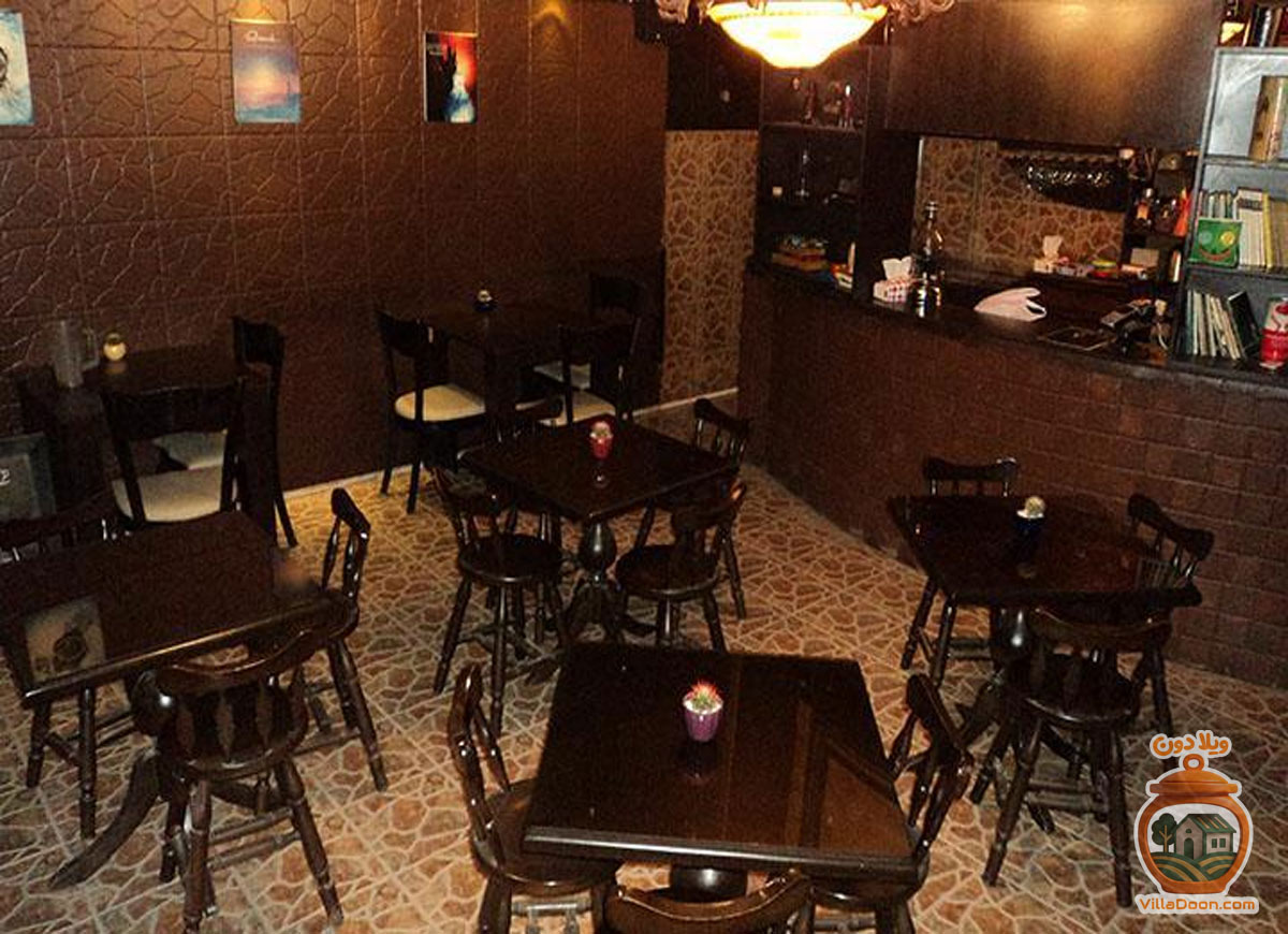 کافه بام داریوش سنگر با فضایی دنج و چشم‌انداز زیبا، مناسب دورهمی‌های دوستانه و قرارهای خاص.