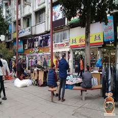 بازار شیک در رشت؛ سفری از خیابان تاریخی شریعتی تا مجتمع تجاری مدرن با طعم خرید سنتی در بزرگترین بازار روباز ایران.