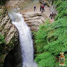 آبشار ویسادار، سومین آبشار مرتفع گیلان در رضوانشهر است. با مسیر جنگلی زیبا و پل میان‌آبشی، تجربه‌ای بی‌نظیر از طبیعت را در ویسادار تجربه کنید.